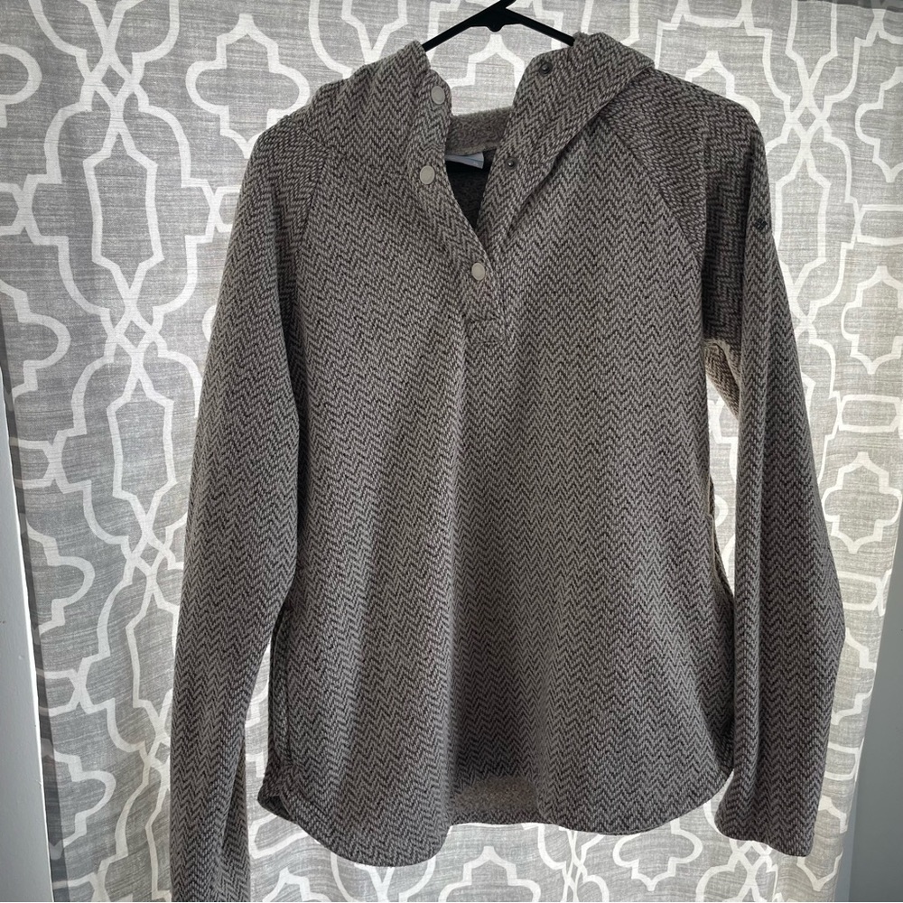 Womens Columbia pullover with snaps